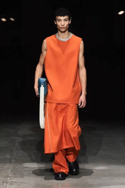 Look 16